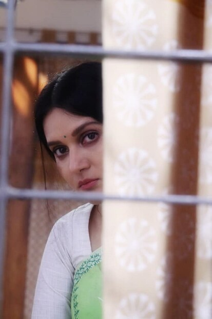 বাংলাদেশে, &quot; অন্তর্জলি যাত্রা' নামক একটি নাটকে অভিনয় করছেন মিথিলা। সেই ছবি তিনি পোস্ট করেন তাঁর ফেসবুক পেজে। photo source Facebook 
