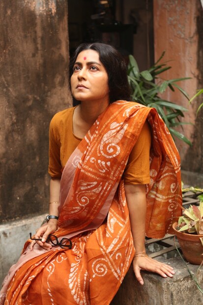ছবির ঘোষণা হয়ে গিয়েছিল গত বছরে। চলতি বছরে এপ্রিল মাসে উত্তর কলকাতার একটি বাড়িতে গার্গী রায়চৌধুরি-দেবশঙ্কর হালদারদের নিয়ে কিছুদিন চলেছিল শুটিংও। তবে কোভিডের কোপে আসে বন্ধ হয় ছবির কাজ। আলোচনা করে ঠিক হয়েছিল, পরিস্থিতি একটু ভাল হলে মে মাসের মাঝামাঝি আবার ফ্লোরে ফিরবে ‘মহানন্দা’। তবে তা হয়নি ফিরতে ফিরতে সময় নিল আরও এক মাস।  