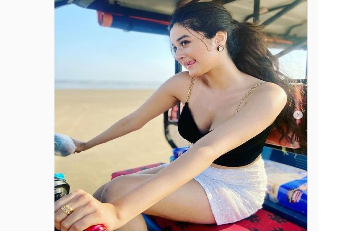 দর্শনা বণিক। টলিউডের জনপ্রিয় অভিনেত্রী তিনি। দর্শনা কলকাতারই মেয়ে। পড়াশুনো করতে করতেই মডেলিং শুরু করেন দর্শনা। photo source collected দর্শনা বণিক। টলিউডের জনপ্রিয় অভিনেত্রী তিনি। দর্শনা কলকাতারই মেয়ে। পড়াশুনো করতে করতেই মডেলিং শুরু করেন দর্শনা। photo source collected