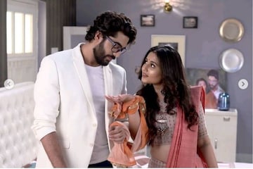 একে অপরের প্রেমে পাগল রাধিকা-কর্ণ ! পর্দার বিয়ে কি তবে সত্যি হবে?