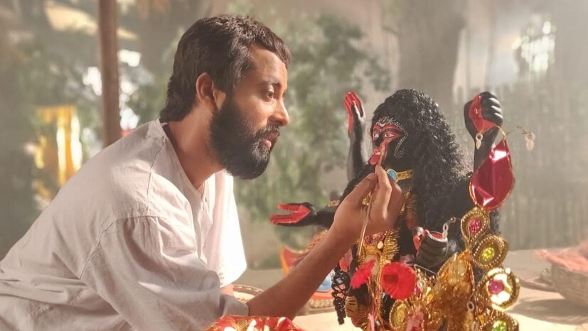 • যাঁরা বাড়ির বাইরে বেরিয়ে কাজ করবেন তাঁদের ভ্যাকসিনের দু’টি ডোজ নেওয়া বাধ্যতামূলক ।
