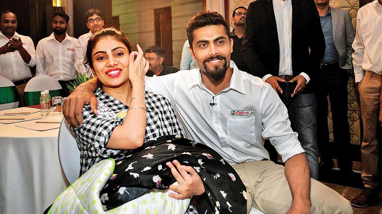 রবীন্দ্র জাদেজা- রিভাভা জাদেজা (Ravindra Jadeja - Rivaba Jadeja) : ২০১৬ থেকে জাদেজা ঘরণী রিভাভা, তবে তিনি খুব বেশি সামনে আসা পছন্দ করেন না৷ রবীন্দ্র জাদেজা- রিভাভা জাদেজা (Ravindra Jadeja - Rivaba Jadeja) : ২০১৬ থেকে জাদেজা ঘরণী রিভাভা, তবে তিনি খুব বেশি সামনে আসা পছন্দ করেন না৷