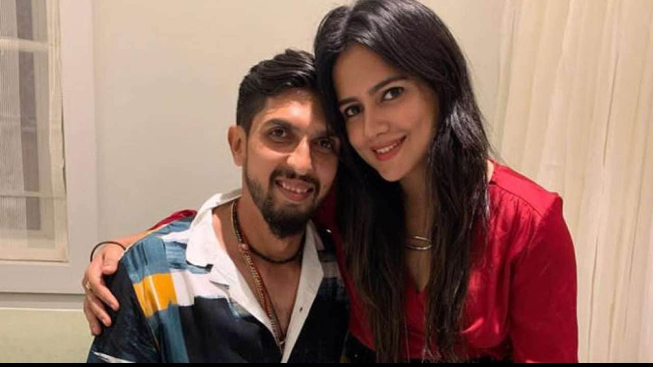 ইশান্ত শর্মা- প্রতিমা সিং (Ishant Sharma - Pratima Singh) : ইশান্ত শর্মা একটি বাস্কেটবল টুর্নামেন্ট প্রতিমা সিংয়ের সঙ্গে আলাপ৷ কারণ প্রতিমা একজন বাস্কেটবল প্লেয়ার৷ নিতি নয়ডার জেনেসিস স্কুলে স্পোর্টস অ্যাজভাইজার৷ ইশান্ত শর্মা- প্রতিমা সিং (Ishant Sharma - Pratima Singh) : ইশান্ত শর্মা একটি বাস্কেটবল টুর্নামেন্ট প্রতিমা সিংয়ের সঙ্গে আলাপ৷ কারণ প্রতিমা একজন বাস্কেটবল প্লেয়ার৷ নিতি নয়ডার জেনেসিস স্কুলে স্পোর্টস অ্যাজভাইজার৷