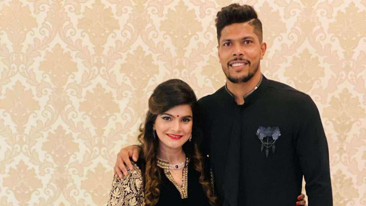 উমেশ যাদব- তানিয়া ওয়াদা (Umesh Yadav-Tanya Wadhwa) : ফাস্ট বোলার উমেশ যাদবের স্ত্রী তানিয়া ওয়াদা একজন ফ্যাশন ডিজাইনার৷ উমেশ ও তানিয়া ২৯ মে ২০১৩ তে বিয়ে করেছিলেন তিন বছর প্রেমের পর৷ উমেশ যাদব- তানিয়া ওয়াদা (Umesh Yadav-Tanya Wadhwa) : ফাস্ট বোলার উমেশ যাদবের স্ত্রী তানিয়া ওয়াদা একজন ফ্যাশন ডিজাইনার৷ উমেশ ও তানিয়া ২৯ মে ২০১৩ তে বিয়ে করেছিলেন তিন বছর প্রেমের পর৷
