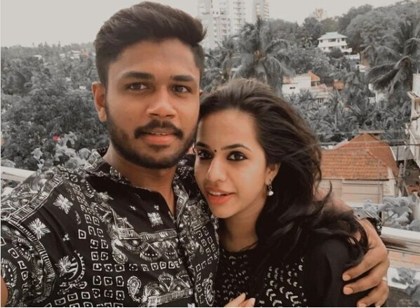 সঞ্জু স্যামসন ও চারুলতা স্যামসন (Sanju Samson & Charulatha Samson) রাহুল দ্রাবিড়ের উপস্থিতিতে ২০১৮ সালে বিয়ে করেন এই জুটি৷ (Twitter) সঞ্জু স্যামসন ও চারুলতা স্যামসন (Sanju Samson & Charulatha Samson) রাহুল দ্রাবিড়ের উপস্থিতিতে ২০১৮ সালে বিয়ে করেন এই জুটি৷ (Twitter)