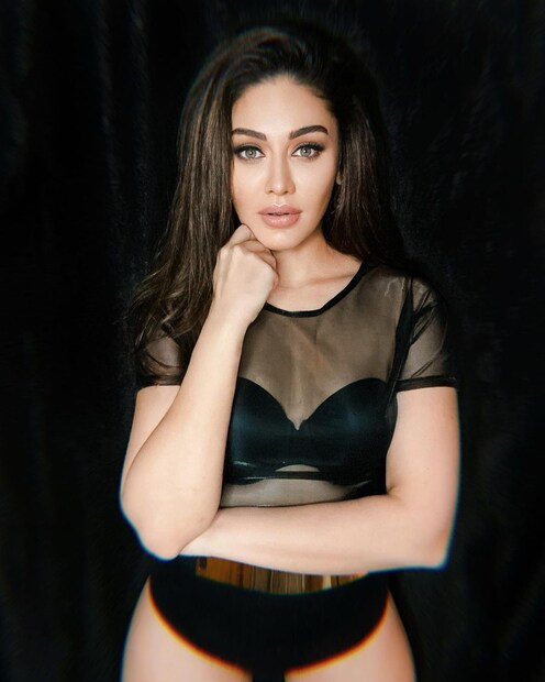 কালো পোশাকে সুপারহট দেখেতে লাগছে শেফালিকে ৷ ছবি সৌজন্যে ইনস্টাগ্রাম ৷