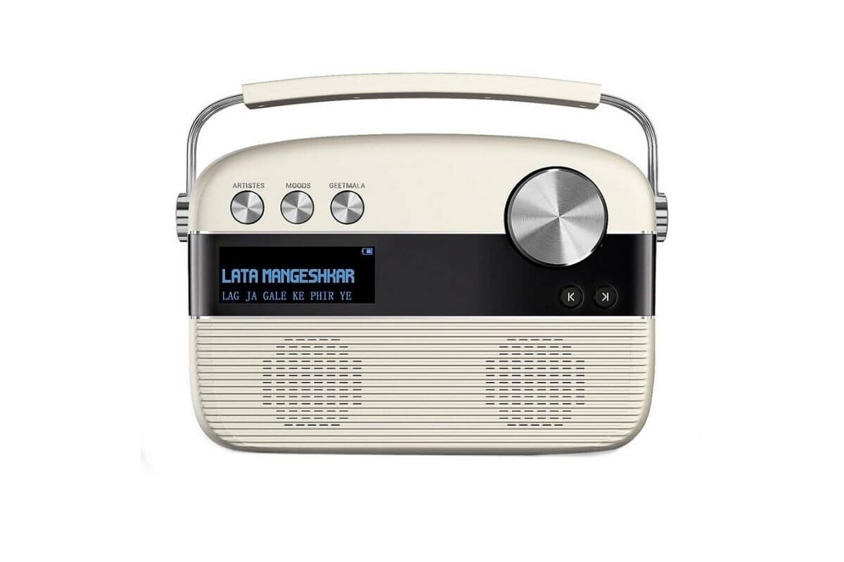  Saregama Carvaan - আপনার বাবার যদি পুরানো গান শোনার শখ রয়েছে তবে Saregama Carvaan তার জন্য দুর্দান্ত উপহার হবে। এটিতে ৩০০০ পুরনো গান প্রিললোড হয়ে আসে। এটি এফএম রেডিও আর ব্লুটুথ স্পিকারের পারফেক্ট মিক্স। দাম ৫,৯৯০ টাকা। ফ্লিপকার্ট, অ্যামাজন এবং রিলায়েন্স ডিজিটালের মতো সমস্ত জনপ্রিয় ই-কমার্স প্ল্যাটফর্মে পাওয়া যায়। 