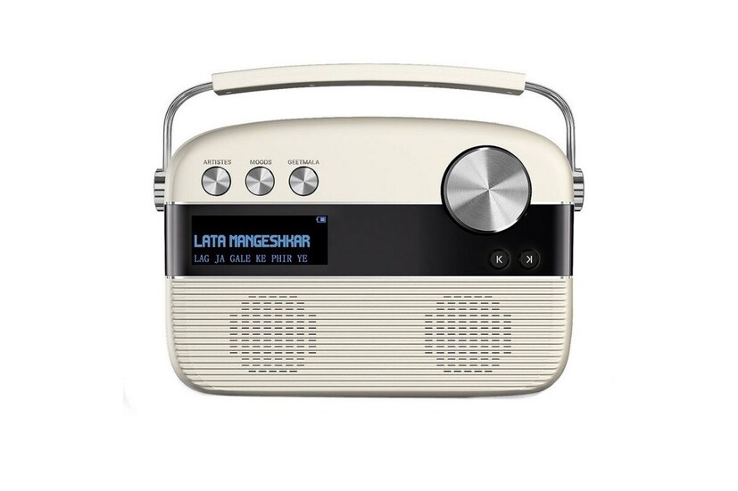 Saregama Carvaan - আপনার বাবার যদি পুরানো গান শোনার শখ রয়েছে তবে Saregama Carvaan তার জন্য দুর্দান্ত উপহার হবে। এটিতে ৩০০০ পুরনো গান প্রিললোড হয়ে আসে। এটি এফএম রেডিও আর ব্লুটুথ স্পিকারের পারফেক্ট মিক্স। দাম ৫,৯৯০ টাকা। ফ্লিপকার্ট, অ্যামাজন এবং রিলায়েন্স ডিজিটালের মতো সমস্ত জনপ্রিয় ই-কমার্স প্ল্যাটফর্মে পাওয়া যায়। 