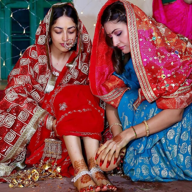• ইয়ামির বিয়ের খবরে স্বাভাবিক ভাবেই শোরগোল পড়ে গিয়েছে তাঁর ভক্তমহলে। এ বিয়ের ব্যাপারে বিন্দুমাত্র খবর ছিল না কোনও সংবাদ মাধ্যমে । হঠাৎই গত শুক্রবার বিয়ের সাবেকি সাজে, মেরুন রঙা শাড়ি ও সোনার গয়নায় সেজে সোশ্যাল মিডিয়ায় ধরা দেন ইয়ামি। আদিত্যকে দেখা যায় সাদা শেরওয়ানি ও মাথায় পাগড়ি পরে। সোশ্যাল মিডিয়ায় ইয়ামির ছবি পোস্ট হতেই ভাইরাল হয়ে গিয়েছে সেগুলি।