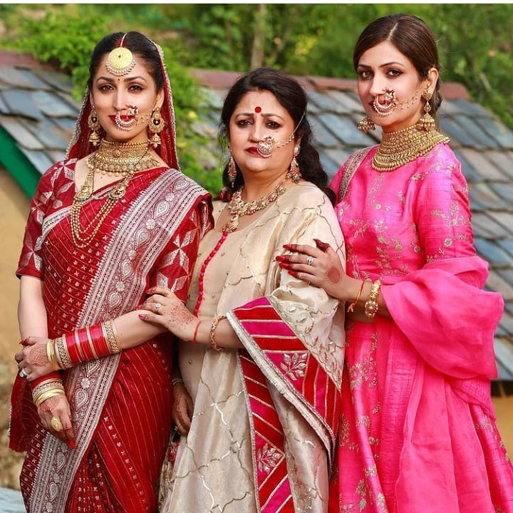 • গীতেশ আরও জানিয়েছেন, ‘ইয়ামি আর আদিত্য এ রকম ভাবেই বিয়ে করতে চেয়েছিলেন । ‘লার্জার দ্যান লাইফ’ কনপেস্টে তাঁরা বিশ্বাসী নন । তাই নিজেদের দেশের বাড়িতে এসে খুব ছোট করে, ঘনিষ্ঠ আত্মীয়দের সঙ্গে নিয়ে রীতি, পরম্পরা মেনেই বিয়ে করেছেন তাঁরা । • গীতেশ আরও জানিয়েছেন, ‘ইয়ামি আর আদিত্য এ রকম ভাবেই বিয়ে করতে চেয়েছিলেন । ‘লার্জার দ্যান লাইফ’ কনপেস্টে তাঁরা বিশ্বাসী নন । তাই নিজেদের দেশের বাড়িতে এসে খুব ছোট করে, ঘনিষ্ঠ আত্মীয়দের সঙ্গে নিয়ে রীতি, পরম্পরা মেনেই বিয়ে করেছেন তাঁরা ।