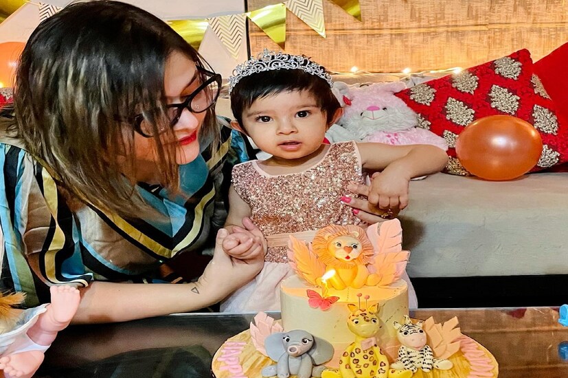 *অভিনেত্রী কনীনিকা অনেকটা সময় মেয়ের পিছনে কাটাতে পছন্দ করেন৷ তাই তো কাজের পরিমাণ তিনি কিছুটা কমিয়েছেন৷ আপাতত লকডাউনে তিনি শুরু করেছেন তাঁর অনলাইন ওয়ার্কশপ৷ অনলাইনেই সামার ক্যাম্প শুরু করেছেন তিনি৷ যেখানে অংশ নিচ্ছেন বহু খুদে৷ পশ্চিম বাংলা তো বটেই, দেশের অনেক জায়গা থেকেই তাঁর এই ওয়ার্কশপে যোগ দিয়েছেন অনেকে৷ 