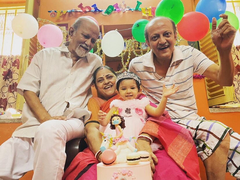 *জন্মদিনে এই কথা মাথায় রেখে হয়েছিল আয়োজন৷ দাদু-দিদার বাড়িতে যে জন্মদিনের আয়োজন হয়েছিল, সেই কেকের উপর ছিল এক রাজকন্যার পুতুল! এই বিশেষ সময়ের কথা মাথায় রেখে সেই রাজকন্যার মুখেও ছিল মাস্ক! 