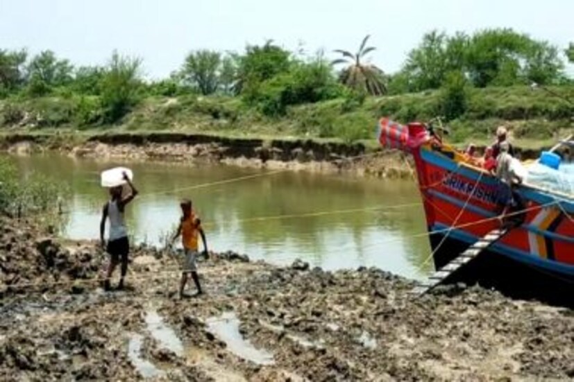 কারণ, সংস্কারের অভাবে শংকরপুরের মৎস্য বন্দরের যখন বেহাল অবস্থা, সমুদ্র থেকে জেটির সংযোগকারী জলপথ ড্রেজিং-এর অভাবে ট্রলার চলাচল বাধাপ্রাপ্ত হচ্ছে। সমস্যা বেশ কঠিন থেকে কঠিনতর হয়ে উঠছে বলে শংকরপুর মৎস্য বন্দরের ওপর নির্ভরশীল মৎস্যজীবীরা অভিযোগ করছেন। জুনের মাঝমাঝি সময় থেকেই যেখানে শুরু হয় সমুদ্রে ইলিশ ধরার মরসুম। সেখানে এই সমুদ্রযাত্রার জন্য মৎস্যজীবীদের যাবতীয় প্রস্তুতিও নিতে হয় ব্যাপকভাবে। নতুন ট্রলার তৈরি, পুরনো ট্রলার মেরামত, মাছ ধরার জাল সারাই, নতুন জাল বাঁধাই-সহ আনুষঙ্গিক যাবতীয় প্রস্তুতি সবটাই সেরে ফেলতে হয় এই সময়কালেই। 