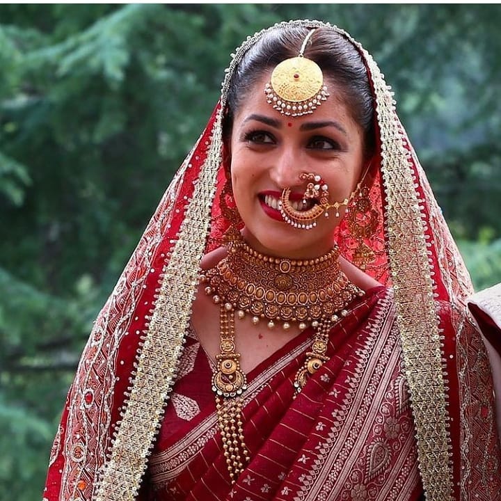 • নিজের বিয়েতে নাকি মায়ের বিয়ের শাড়িই বেছে নিয়েছিলেন ইয়ামি । পুরনো হলেও সেই শাড়ির কদরই আলাদা । তা ছাড়া ইয়ামি খুবই ঘরোয়া আর বাহুল্যবর্জিত । সাদামাটা থাকতেই তিনি পছন্দ করেন । যেখানে তারকাদের বিযের শাড়ি কোটি টাকা খরচ করে তৈরি হয়, সেখানে পুরনো শাড়িতেই সন্তুষ্ট ইয়ামি । এমনকি ব্রাইডাল সাজের জন্য কোনও মেকআপ আর্টিষ্টও বুক করেনি নায়িকা । আদিত্যর জন্য নিজের হাতেই ছিমছাম ব্রাইডাল মেকআপ করেছিলেন তিনি । ছবি- ইনস্টাগ্রাম । • নিজের বিয়েতে নাকি মায়ের বিয়ের শাড়িই বেছে নিয়েছিলেন ইয়ামি । পুরনো হলেও সেই শাড়ির কদরই আলাদা । তা ছাড়া ইয়ামি খুবই ঘরোয়া আর বাহুল্যবর্জিত । সাদামাটা থাকতেই তিনি পছন্দ করেন । যেখানে তারকাদের বিযের শাড়ি কোটি টাকা খরচ করে তৈরি হয়, সেখানে পুরনো শাড়িতেই সন্তুষ্ট ইয়ামি । এমনকি ব্রাইডাল সাজের জন্য কোনও মেকআপ আর্টিষ্টও বুক করেনি নায়িকা । আদিত্যর জন্য নিজের হাতেই ছিমছাম ব্রাইডাল মেকআপ করেছিলেন তিনি । ছবি- ইনস্টাগ্রাম ।