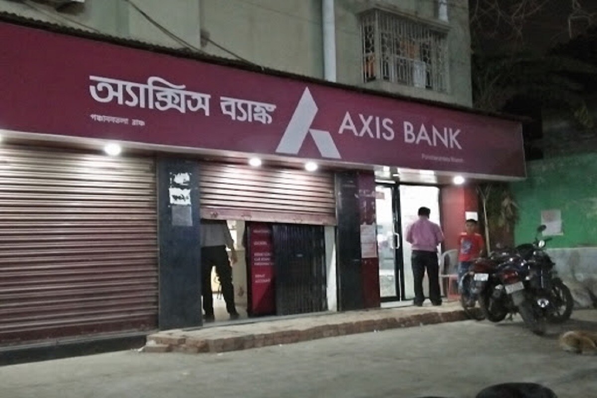 ব্যাঙ্কের পক্ষ থেকে SMS অ্যালার্টের শুল্ক বৃদ্ধির জন্য আগাম বিবৃতি জারি করেছে ৷ গত মাসেও সেভিংস অ্যাকাউন্ট সংক্রান্ত চার্জ বৃদ্ধি করেছিল ৷ প্রতীকী ছবি ৷ ব্যাঙ্কের পক্ষ থেকে SMS অ্যালার্টের শুল্ক বৃদ্ধির জন্য আগাম বিবৃতি জারি করেছে ৷ গত মাসেও সেভিংস অ্যাকাউন্ট সংক্রান্ত চার্জ বৃদ্ধি করেছিল ৷ প্রতীকী ছবি ৷