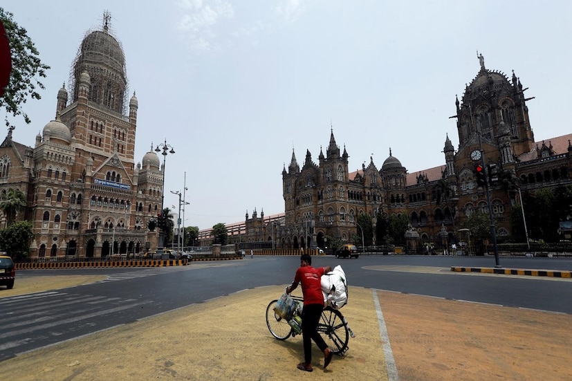 • করোনার দ্বিতীয় ঢেউয়ে দিশেহারা দেশ । একদিকে মারণ রোগ বাসা বেঁধেছে শরীরে । স্বজন হারিয়ে মানসিকভাবেও বিপর্যস্ত একাধিক পরিবার । এর পাশাপাশি চলছে লকডাউন । আর এই লকডাউনের জেরে বহু মানুষের রোজগার আজ তলানিতে ।