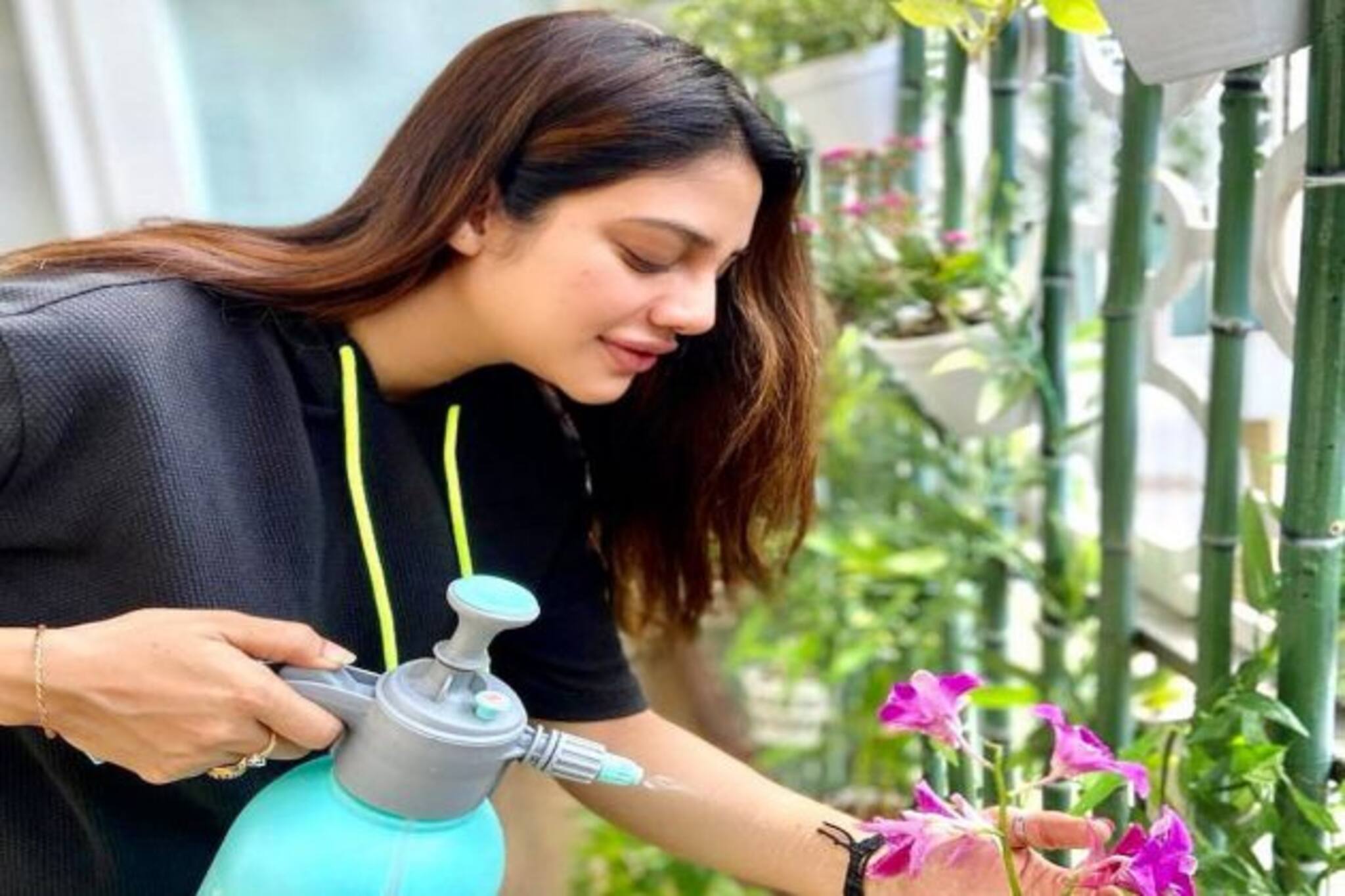 Nusrat Jahan Photos: স্পষ্ট হয়ে উঠছে তাঁর বেবি বাম্প, প্রেগন্যান্সিতেও চুটিয়ে বাগান সাজাচ্ছেন নুসরত