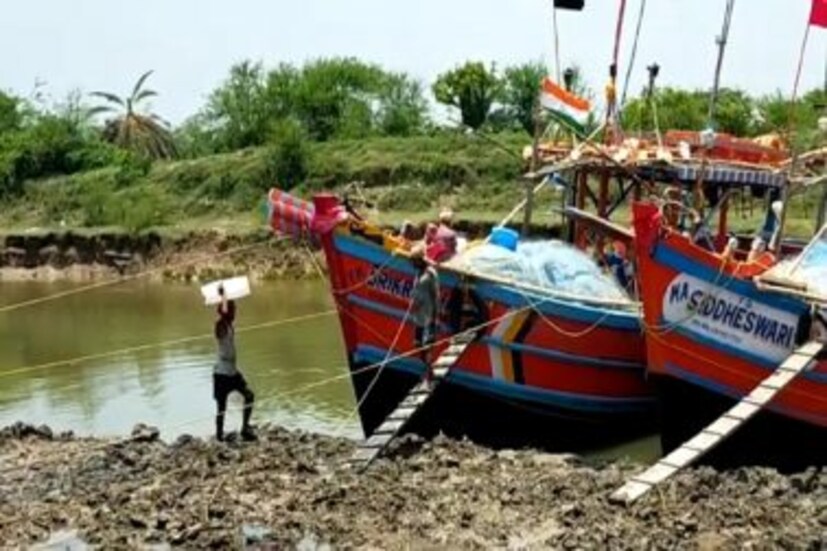 শঙ্করপুর, শৌলা, পেটুয়া-সহ সমুদ্র পার্শ্ববর্তী এলাকায় গেলেই এই সময় এসব নজরে আসে। মৎস্যজীবীদের চরম ব্যস্ততার ছবি ধরা পড়ে এই সময়েই। কিন্তু এবার সেই ছবিতে বেশ ভাটাই লক্ষ্য করা গেছে। সবার মধ্যে প্রস্তুতি বা ব্যস্ততার সেই তোড়জোড়ের ছবিটা এবার দেখা যায়নি। তাই প্রস্তুতি ছাড়াই তীরে বাঁধা পড়ে থাকা বহু লঞ্চ-ট্রলারেরই দেখা মিলছে দিঘা শংকরপুরের সমুদ্র তীরে।  