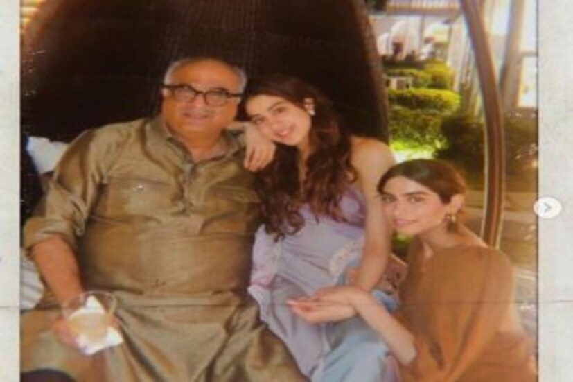 এদিন বাবাকে ভালোবেসে ইনস্টাগ্রামে ছবি শেয়ার করেছেন শ্রীদেবী-কন্যা জাহ্নবী কাপুর ও ছোট মেয়ে খুশি। একসঙ্গে দুই মেয়ে বাবার সঙ্গে বসে ছবি তুলে পোস্ট করেছেন। তারই সঙ্গে বাবার একটি মজার ভিডিও পোস্ট করেছেন জাহ্নবী। নিজেদের সবচেয়ে ভাগ্যমতী উল্লেখ করেছেন বনি কাপুরের মেয়ে হতে পারার জন্য।  