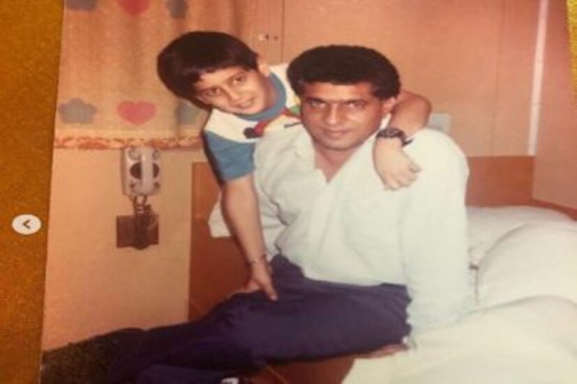 পিতৃ দিবসে বাবার সঙ্গে নিজের ছোটবেলার একটি দুর্লভ ছবি শেয়ার করেছেন অভিনেতা সিদ্ধার্থ মালহোত্রা। সিদ্ধার্থ ছবি শেয়ার করে লিখেছেন, 'আমাদের জাহাজের ক্যাপটেন। যে কোনও পরিস্থিতিতে যিনি সামলে নিয়ে গিয়েছেন আমাদের।' বাবা সুশীল মালহোত্রাকে এভাবেই ভালোবাসার কথা জানিয়েছেন সিদ্ধার্থ। 