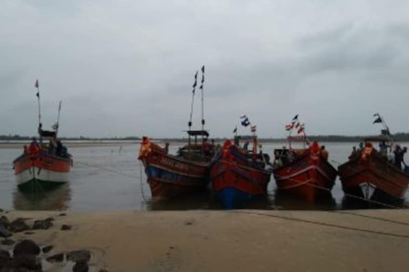 পূর্ব মেদিনীপুরের সমুদ্র এলাকায় ছোট-বড় মিলে মাছ ধরার লঞ্চ ও ট্রলারের সংখ্যা প্রায় ১৮০০, এবার যার চল্লিশ শতাংশ লঞ্চ-ট্রলারেরই সমুদ্রে মাছ ধরতে যাওয়ার পরিস্থিতি নেই বলে জানিয়েছেন ট্রলার মালিকরা। একদিকে করোনা সঙ্কট। সঙ্গে ডিজেলের মূল্যবৃদ্ধির কারণে গত বছর ব্যবসায় ব্যাপক ক্ষতি হয়েছিল। এবার জ্বালানি যন্ত্রণাও যেমন তীব্র হয়েছে। তেমনি ঘূর্ণিঝড় ইয়াসের ধাক্কায় বহু লঞ্চ-ট্রলারের ক্ষয়ক্ষতি হয়েছে। 