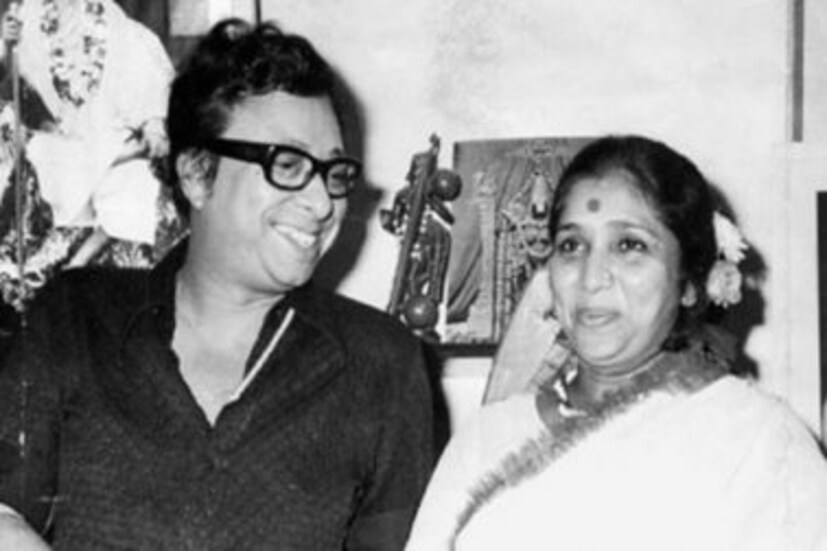 ১৯৭৫-এ মিরাকল ঘটল। 'দিওয়ার' ছবির সুরকার আর ডি। তাঁর সুরে স্টুডিয়োতে রেকর্ডিং হচ্ছে 'কহে দু তুমহে ইয়া চুপ রহুঁ' গান। রেকর্ডিং শেষ। রুম থেকে বেরোতেই আশার মুখোমুখি পঞ্চম। চোখে প্রশ্ন, এই গানের পরেও মুখে কিছু বলতে হবে? আশার পক্ষে আর ফেরানো সম্ভব হয়নি রাহুলকে। নিজের অতীত জানিয়েছিলেন আশা। সব শুনে কিছুক্ষণ চুপ করেছিলেন সুরকার। তার পর তাঁর স্বপ্নের গায়িকার হাত ধরে বলেছিলেন, 'ভালো-মন্দ সব নিয়ে তোমায় গ্রহণ করব। কোনওদিন একটা প্রশ্ন করব না। আর না বোল না।'