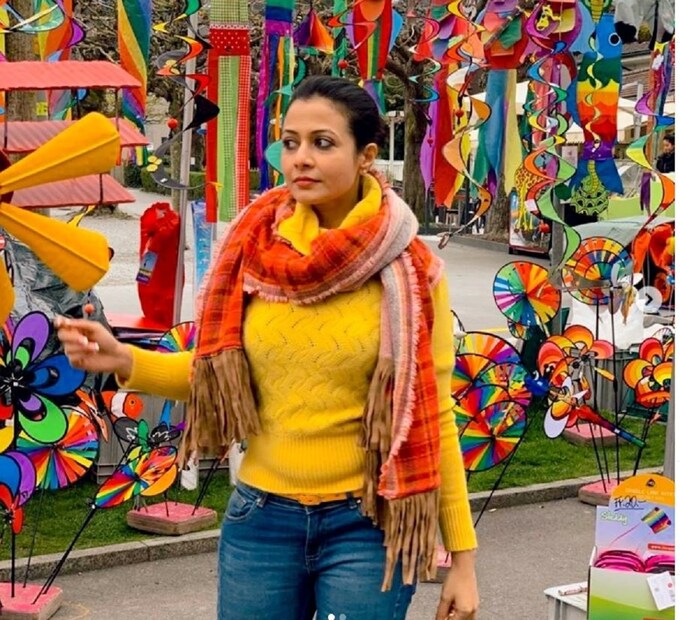 ছবিগুলি ২০১৯-এর। সে সময় তিনি ইউরোপে। হলুদ সোয়েটার টপ, ও নীল জিন্সে মোহময়ী তিনি। photo source Instagram