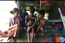 বাড়ি ভাড়া দিতে পারেননি ! গাছ তলায় ঠাঁই হল দুই সন্তানসহ তাঁত শিল্পীর