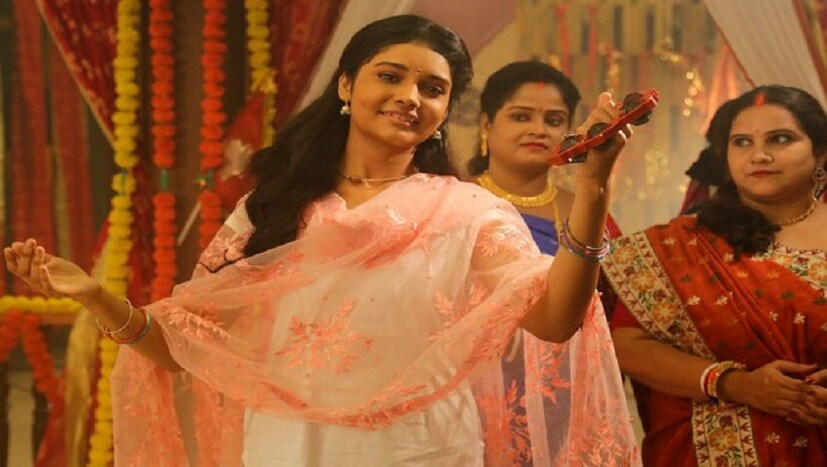 মেজভাই অশোক এই ধারাবাহিকের ভিলেন। সে শ্যামার ছেলে সাজিয়ে নিয়ে এসেছে শিবাকে। সকলে শিবাকেই শ্যামার ছেলে ভাবতে শুরু করেছে। কিন্তু সত্যিই কি শিবা শ্যামার ছেলে? অশোক কি নিজের পাতা জালে নিজেই আটকে পড়বে?  photo source collected