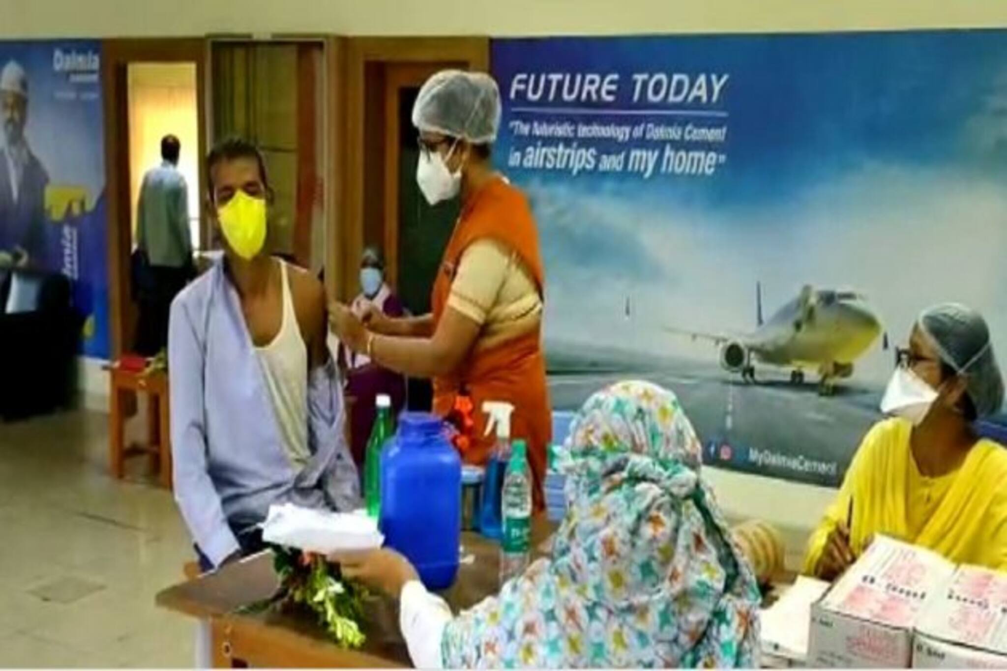 শালবনীর ডালমিয়া সিমেন্ট কারখানায় কর্মরত ১০৩২ জন কর্মীকে বিনামূল্যে টিকা