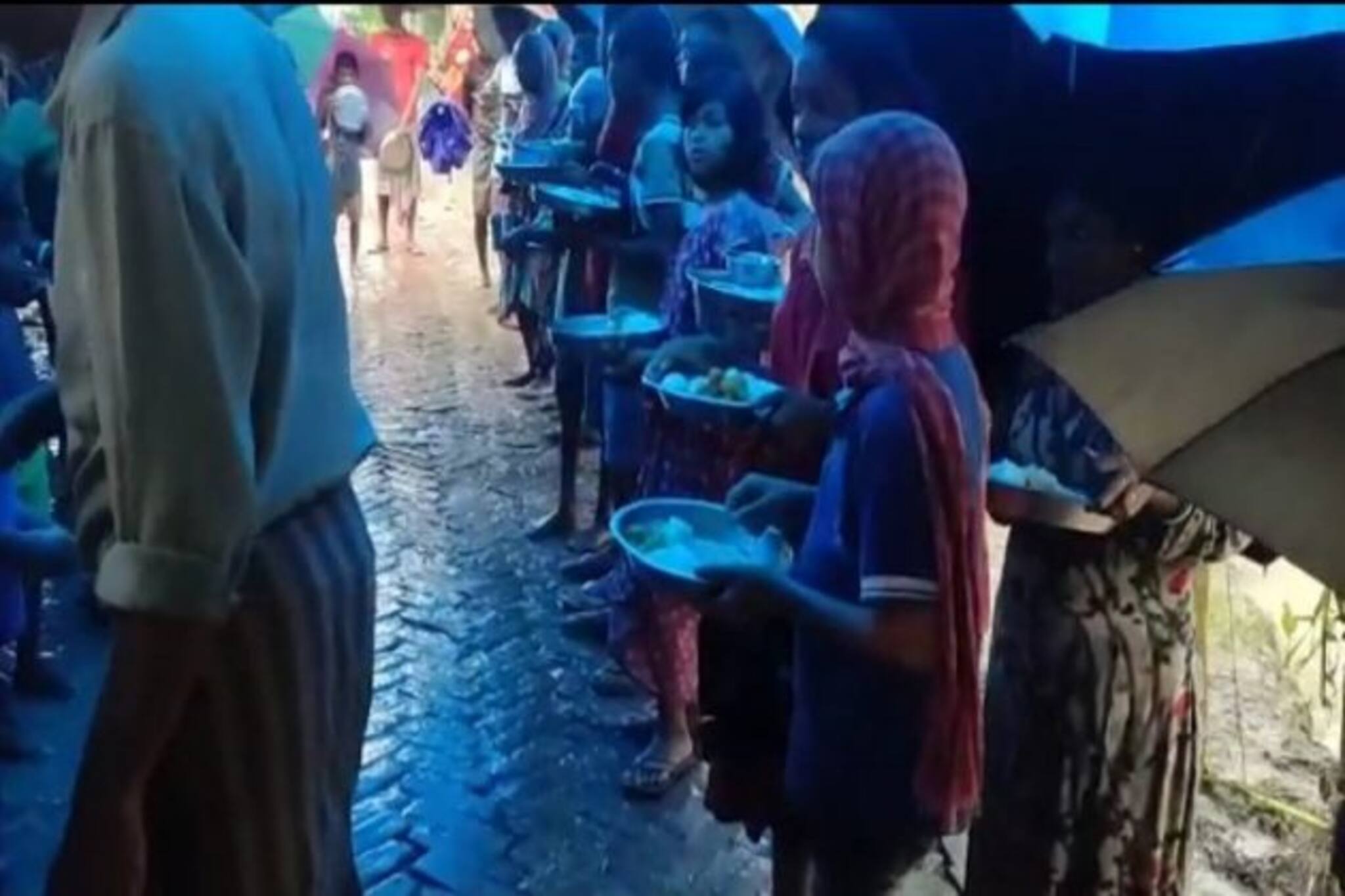 ত্রাণ নিয়ে সুন্দরবনের প্রত্যন্ত এলাকায় দুর্গতদের পাশে শিক্ষক-শিক্ষিকা সমিতি