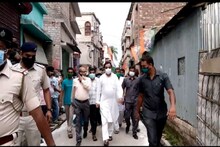 নবদ্বীপে বজ্রপাতে মৃত যুবকের বাড়িতে গিয়ে আর্থিক সহায়তা রাজ্যের শিক্ষামন্ত্রীর