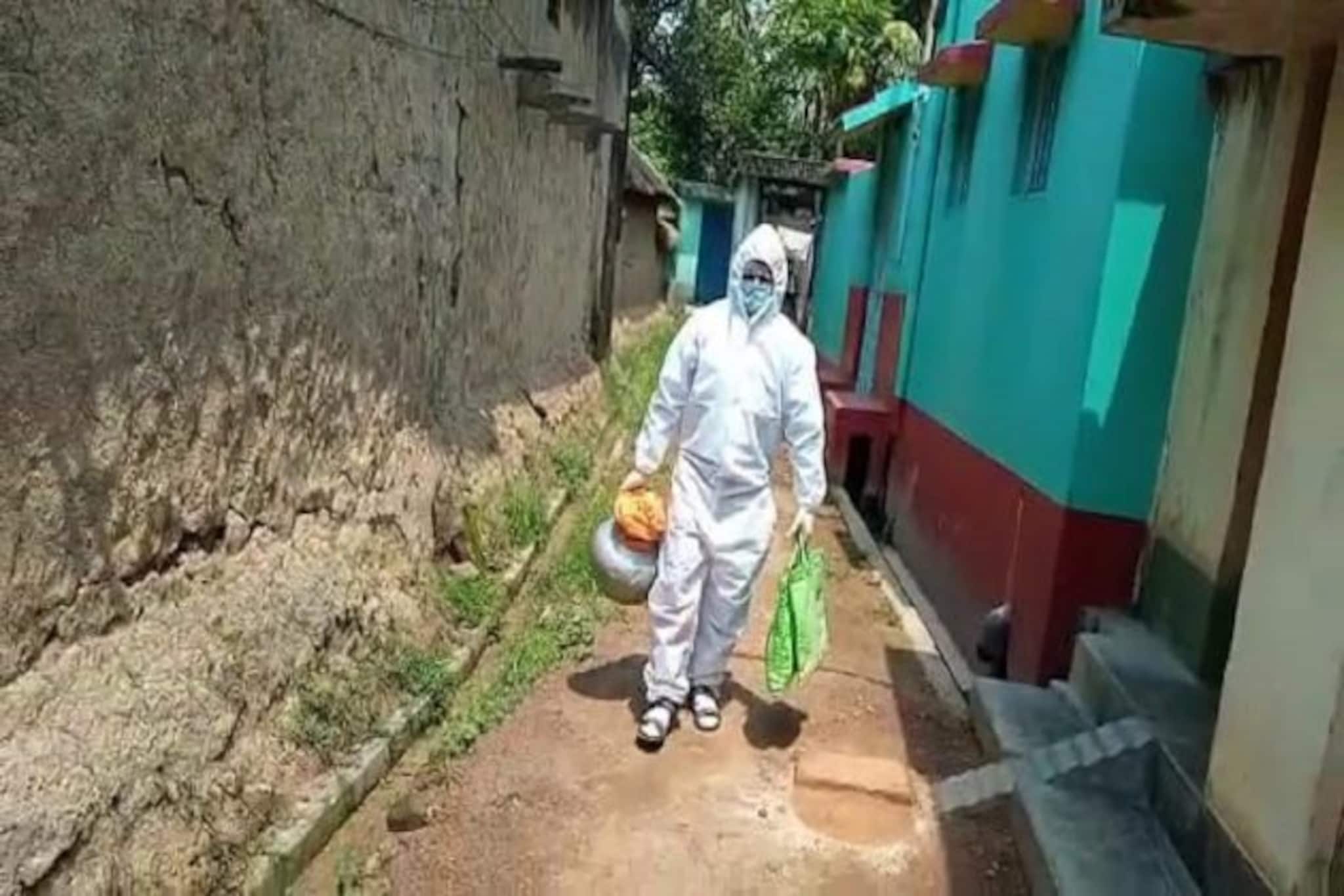 একা হাতে করছেন চিকিৎসা থেকে খাবারের ব্যবস্থা ! দরিদ্র করোনা রোগীদের ত্রাতা মাস্টারমশাই