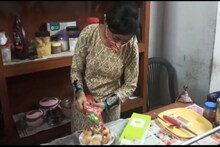 লকডাউনে ফুচকা বিক্রি করে সংসার চালাচ্ছে টিটাগড়ের ইঞ্জিনিয়ারিং ছাত্রী