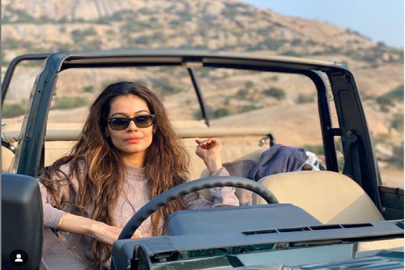 পায়েল রোহাতগি (Payel Rohatgi)। বলিউডের অভিনেত্রী এবং মডেল। সুশান্ত সিং রাজপুতের মৃত্যুর পর পায়েলকে বহু বার সোশ্যাল মিডিয়ায় এসে সুশান্তের হয়ে কথা বলতে দেখা যায়। তাঁর দাবি ছিল সুশান্তকে খুন করা হয়েছে। এবং তিনি জানেন এটা কাদের কাজ। বলিটাউনের অনেককেই দোষারোপ করেছিলেন তিনি। এবার নিজেই খুন করতে চাইলেন। photo source Instagram 