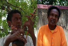 আর্থিক অনটনে, নুন আনতে পান্তা ফুরায় অবস্থায় দিন কাটছে বীরভূমের বাউল শিল্পীদের