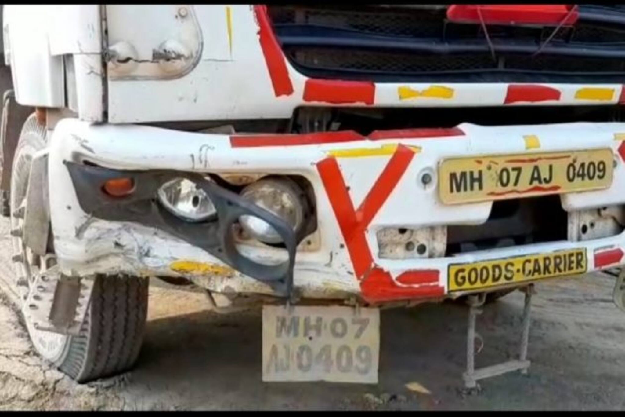 ওভারলোড বালির ডাম্পার ও বাইকের মুখোমুখি সংঘর্ষে গুরুতর জখম ২ বাইক আরোহী