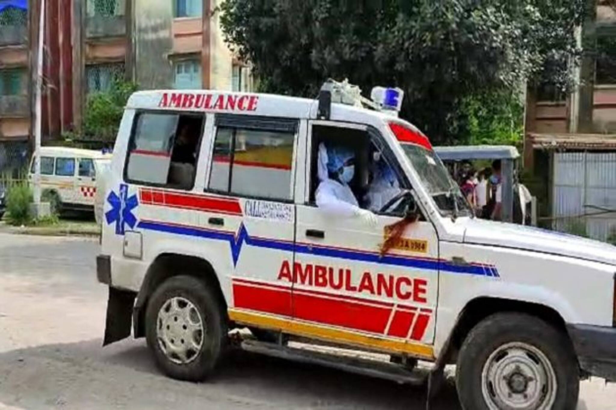 করোনা আক্রান্তের নাম শুনলেই ভাড়া বেড়ে যাচ্ছে অ্যাম্বুলেন্সের, মাথায় হাত রোগীর পরিবারের