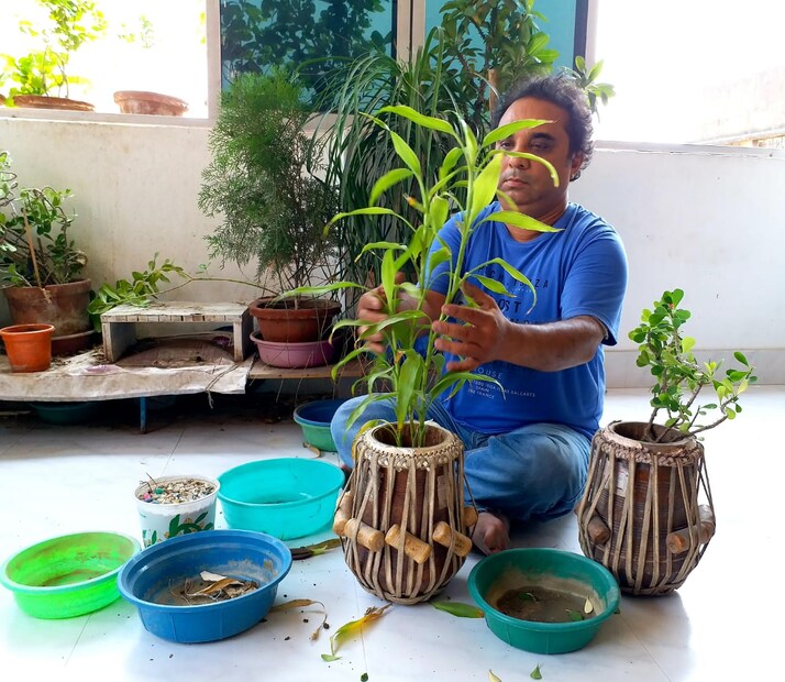 এই ভাবনার নেপথ্যে রয়েছেন সুদীপ্ত চন্দ। ওঁর বলা ভাবনাটা আমার খুবই ভালো লেগে যায়। ঘরের অব্যবহৃত তবলা গুলো নিয়ে বানিয়ে ফেললাম গ্রিন তবলা। টবের জায়গায় তবলা দিয়ে রিপ্লেস করেছি। ঘরের অন্দরসজ্জাতেও খুব সুন্দর লাগছে বাদ্যযন্ত্রের সাথে গাছের এই সজ্জা।  তিনি আরও বলেন, '৫ জুন আমার জন্মদিনও। এরকম একটা কাজ এই বিশেষ দিন উপলক্ষে করতে পেরে খুবই ভালো লাগছে।'