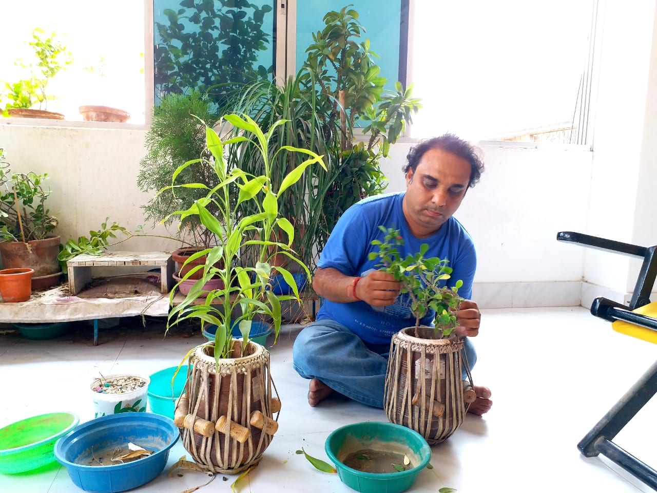 চারিদিকে করোনা আবহ, এইরকম পরিস্থিতিতে সকলের মন খারাপ। বাড়িতে বসে সৃজনশীল কিছু করলে মন্দ হয় না। বৃক্ষরোপণ অত্যন্ত ভাল উদ্যোগ। এর মাধ্যমে প্রকৃতি শ্যামলা, সুফলা তো হয়ই। তার সঙ্গে থাকে সৃষ্টি করার আনন্দ। একটি জীবনকে লালন করার তৃপ্তি। এর সঙ্গে যদি মেলে সুর, তাল, ছন্দ তাহলে তো আর কোনও কথাই হয় না। চারিদিকে করোনা আবহ, এইরকম পরিস্থিতিতে সকলের মন খারাপ। বাড়িতে বসে সৃজনশীল কিছু করলে মন্দ হয় না। বৃক্ষরোপণ অত্যন্ত ভাল উদ্যোগ। এর মাধ্যমে প্রকৃতি শ্যামলা, সুফলা তো হয়ই। তার সঙ্গে থাকে সৃষ্টি করার আনন্দ। একটি জীবনকে লালন করার তৃপ্তি। এর সঙ্গে যদি মেলে সুর, তাল, ছন্দ তাহলে তো আর কোনও কথাই হয় না।