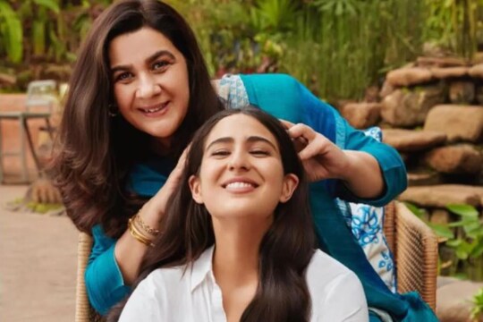 মায়ের আদর খেতে ব্যস্ত, দুনিয়ার কোনও কিছুকেই পরোয়া করেন না সারা!
