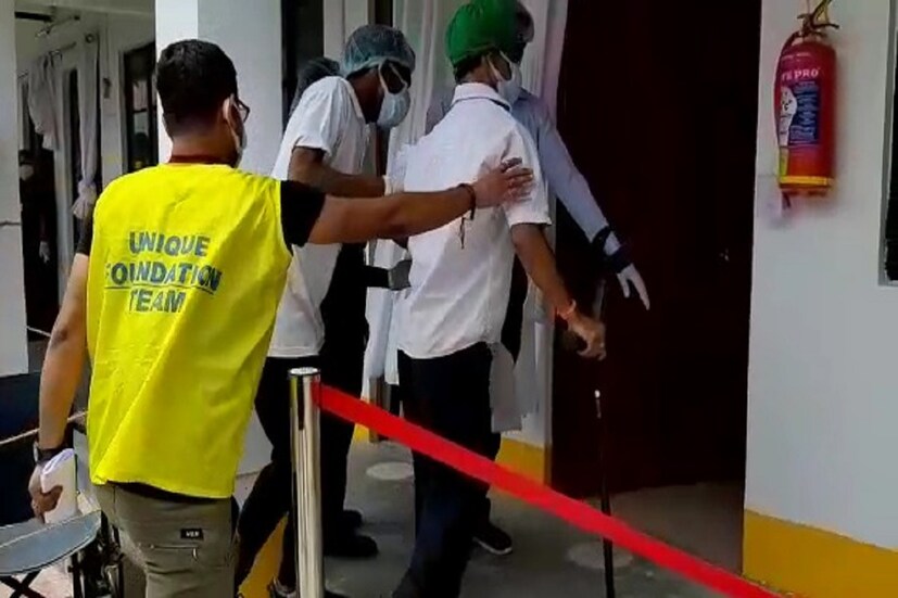 &quot; ভাবতে পারিনি শেষ পর্যন্ত টিকা নিতে পারবো। আজ যাদের জন্যে সম্ভব হল, তাদের কৃতজ্ঞতা জানাই। টিকা নিতে পেরে আমরা খুশী।&quot; বললেন দৃষ্টিহীন শঙ্কর ঠাকুর। এদিন শহরের ১৬জনকে টিকা দেওয়া হয়মএদিকে খুব দ্রুত শিলিগুড়ির বাড়ি বাড়ি পৌঁছে দেওয়া হবে কোভিড টিকা। প্রথম দফায় বয়স্ক ব্যক্তি এবং শারিরীক, মানসিক প্রতিবন্ধী, দৃষ্টহীনদের দেওয়া হবে এই টিকা। কাল এনিয়ে দিনক্ষন চূড়ান্ত ঠিক হতে পারে। জেলাশাসক, স্বাস্থ্য কর্তাদের নিয়ে বৈঠক করবেন পুর প্রশাসক।