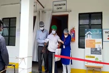 বিশেষভাবে সক্ষম মানুষগুলির পাশে ‘ওরা’, সংস্থার হাত ধরে মিলল টীকাকরণের সুবিধা বিশেষভাবে সক্ষম মানুষগুলির পাশে ‘ওরা’, সংস্থার হাত ধরে মিলল টীকাকরণের সুবিধা