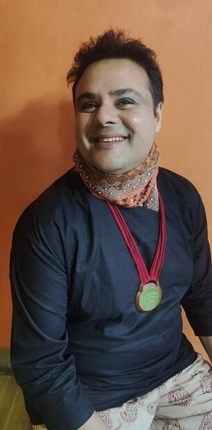 সুজয় প্রসাদ চট্টপাধ্যায়ের পরিকল্পনা প্রসূত "শিক্ষাতীর্থ" মুখর হয়েছে সাশা ঘোষাল, শ্রমণা চক্রবর্ত্তী, শরণ‍্যা সেনগুপ্ত, মনোজ মূরলী নায়ার, স্রবন্তী বসু বন্দোপাধ্যায়, লি এ্যলিসন্ সিবলি, প্রিয়ম মুখোপাধ্যায় ও ঋতপা ভট্টাচার্য্যের কন্ঠে রবি ঠাকুরের গানে।