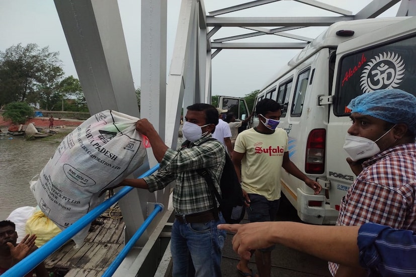 এহেন অবস্থায় প্রত্যেক পরিবারের হাতে শাড়ি, লুঙ্গি, গামছা, গেঞ্জি,মশারী, স‍্যানিটারি ন‍্যাপকিন, টর্চ, সাবান, নারিকেল তেল, বিস্কুট, সোয়াবিন দেওয়া হয়। এমনকি ওআরএস সহ প্রয়োজনীয় ওষুধ পত্র মিলিয়ে মোট আঠারোটি দ্রব্য সামগ্রী দেওয়া হয়। পাশাপাশি প্রাকৃতিক বিপর্যয় পাশাপাশি করোনার কথা মনে রেখে মাস্ক,হ্যান্ডস্যানিটাইজারও দেওয়া হয়।                   WBCUPA অধ্যাপক সংগঠনের উত্তর২৪ পরগনা জেলা কমিটির সভাপতি রমেশ বর্মনের নেতৃত্বে চোদ্দ জনের একটি দল সরেজমিনে গ্রামটি ঘুরে দেখে গ্রামের দরিদ্র মানুষ জনের হাতে এই সমস্ত উপকরণাদি তুলে দেন। স্থানীয় বিধায়ক দেবেশ মন্ডল এই দলটিকে স্বাগত জানান। অধ্যাপকদের এই উদ্যোগের ভূয়সী প্রশংসা করেন।