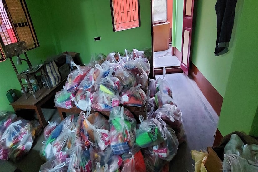 হিঙ্গলগঞ্জের ভান্ডারখালি দ্বীপের বাঁশতলি গ্রামের দুর্দশাগ্রস্ত পরিবারের পাশে দাঁড়ানোর উদ্যোগ নেয় এই সংগঠন। একশো পঞ্চাশটি পরিবারের হাতে নিত্যপ্রয়োজনীয় দ্রব্য সামগ্রী তুলে দেওয়া হয় এদিনের কর্মসূচিতে। কঠিন পরিস্থিতি মানুষের পাশে দাড়িয়ে নিত্য প্রয়োজনীয় সামগ্রী দিয়ে সাহায্য করা হয়। বেশিরভাগ মানুষের ঘর-বাড়ি চাষের জমি ক্ষতিগ্রস্ত। পরনের পোশাক কিংবা খাবার জোগাড় করতেই দিশেহারা অবস্থা।