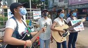 কঠোর বিধিনিষেধে পথশিশুদের পাশে দাঁড়াতে ব্যান্ড তৈরি করল বোলপুরের পড়ুয়ারা