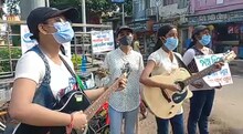 কঠোর বিধিনিষেধে পথশিশুদের পাশে দাঁড়াতে ব্যান্ড তৈরি করল বোলপুরের পড়ুয়ারা