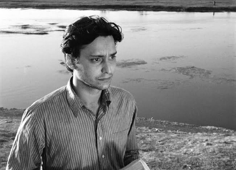 সেদিন রাত্রিবেলা কৌশিকবাবুর ঠিক মতো ঘুম হয়নি। বার বার সেই ছোট্ট মেয়েটির কথাগুলি তাঁর কানের কাছে ভেসে আসছিল। ভাবছিলেন, এই যদি অবস্থা হয়, আগামী দিনে তো বাংলা সিনেমার কোনো দর্শকই থাকবে না। আর দর্শক না-থাকলে কোনো প্রযোজক পয়সা খরচ করে বাংলা সিনেমা বানাবেনই বা কেন। তার মানে কি বাংলা সিনেমা বন্ধ হয়ে যাবে ? ঋত্বিক, সত্যজিৎ, মৃণাল, ঋতুপর্ণ... সব বিস্মৃতির অন্ধকারে ডুবে যাবে ? শুধুমাত্র দর্শকের অভাবে ? না, এ কিছুতেই মেনে নেওয়া যায় না। বাংলা সিনেমাকে এভাবে বিলুপ্ত হয়ে যেতে দেওয়া যায় না। দর্শক নেই তো কী হয়েছে, দর্শক তৈরি করতে হবে। আগামী প্রজন্মকে বেশি করে বাংলা সিনেমা দেখাতে হবে; বাংলা সিনেমা কী, সেটা তাদের বোঝাতে হবে; বাংলা সিনেমার প্রতি তাদের আগ্রহ বাড়িয়ে তুলতে হবে।