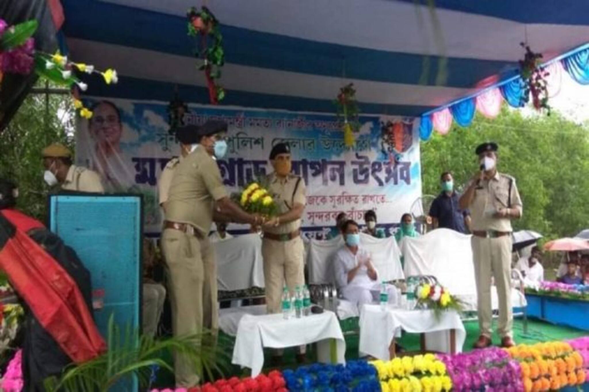 মুখ্যমন্ত্রীর নির্দেশ মতো বন্যা রুখতে সুন্দরবনে শুরু হল ম্যানগ্রোভ রোপন কর্মসূচী